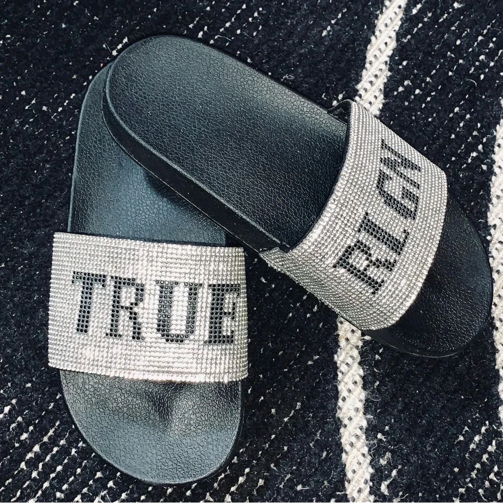TRUE RELIGION MEYER ENCRUSTED CRYSTAL RHINSTONE | RUBBER SLIDES | Sz 7 | USED - Picture 4 of 8